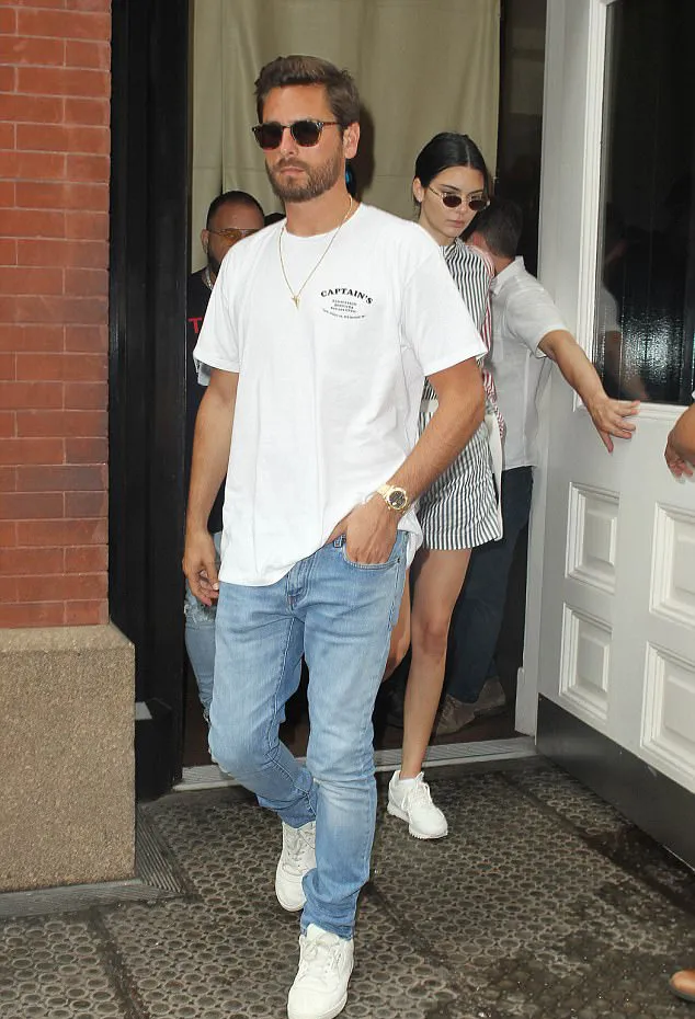 Scott dan Kendall bergegas pulang dan menghindari kamera media © dailymail.co.uk