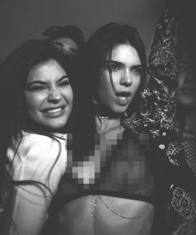 Kendall lagi-lagi pamer tindik di bagian pribadi @ instagram.com/kendalljenner