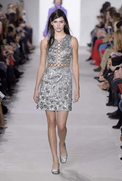 Kendall di atas runway New York Fashion Week © shutterstock via dailymail.co.uk