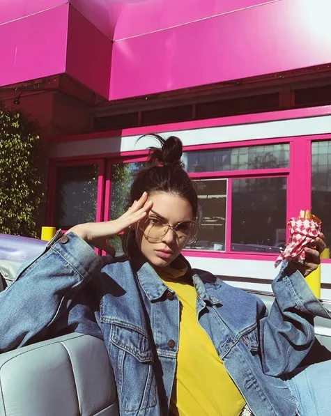 Punya badan langsing, ternyata Kendall Jenner doyan makan burger. /©instagram.com/kendalljenner