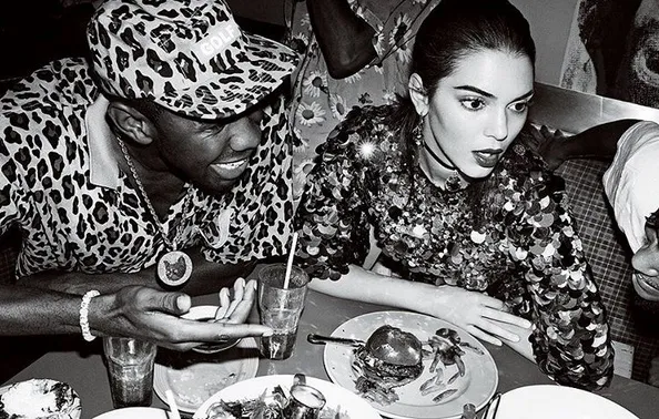 Tak lupa Kendall makan burgernya dengan kentang goreng. Yum! /©instagram.com/kendalljenner