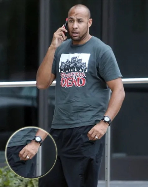 Masih mengenakan cincin pernikahan @ splashnews.com