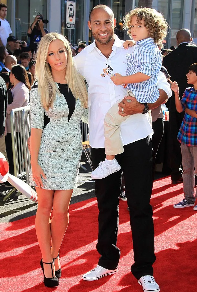 Kendra Wilkinson @ fameflynet.com