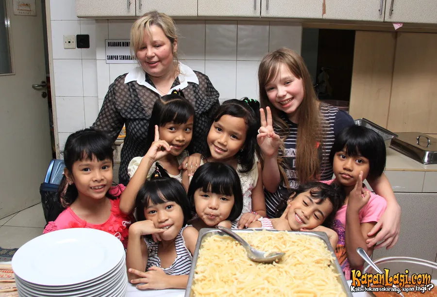 Connie Talbot membuat makanan bersama anak panti asuhan. ©Agus
