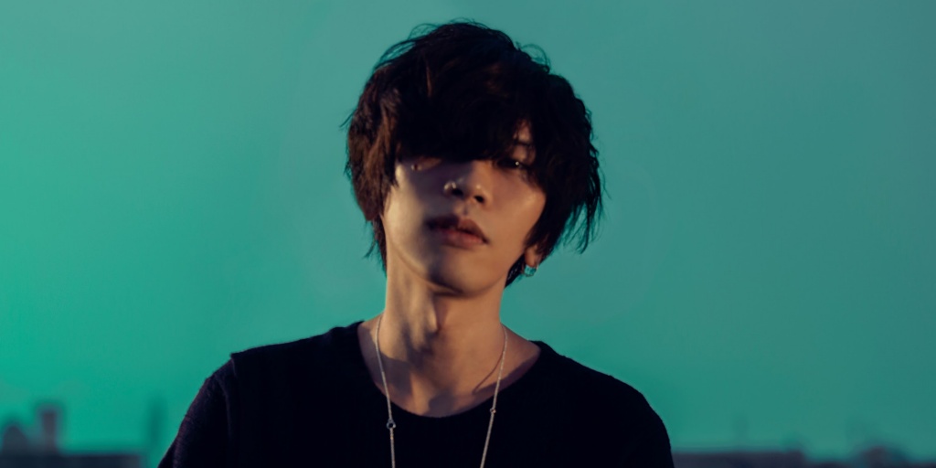 Kenshi yonezu peace sign