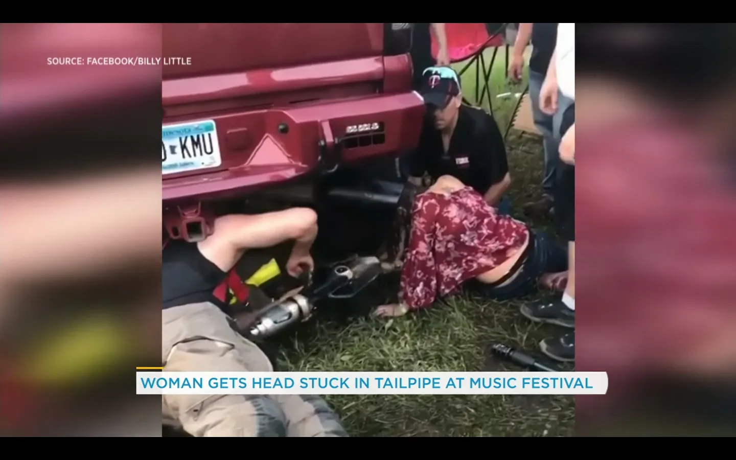 Karena nggak bisa keluar, akhirnya petugas pemadam kebakaran harus memotong knalpot dengan gergaji mesin © YouTube/Your Morning