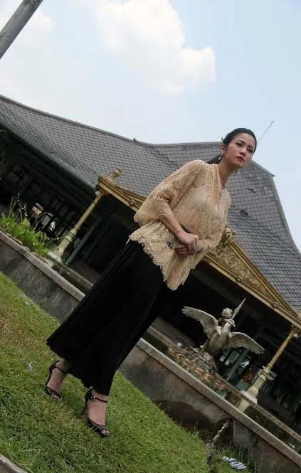 Ade tengah berkunjung ke Keraton Mangkunegaran. / KapanLagi.com®
