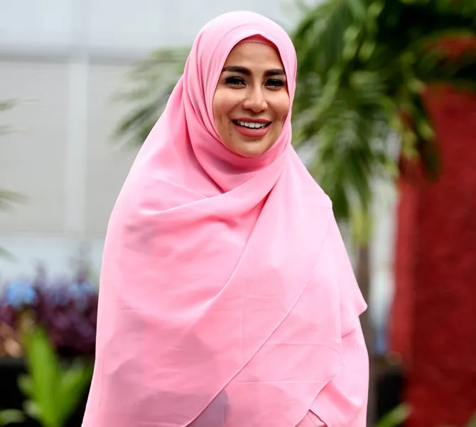 Cinta fokus dengan kajian dan usaha kafe-nya saat ini. © KapanLagi.com/Budy Santoso