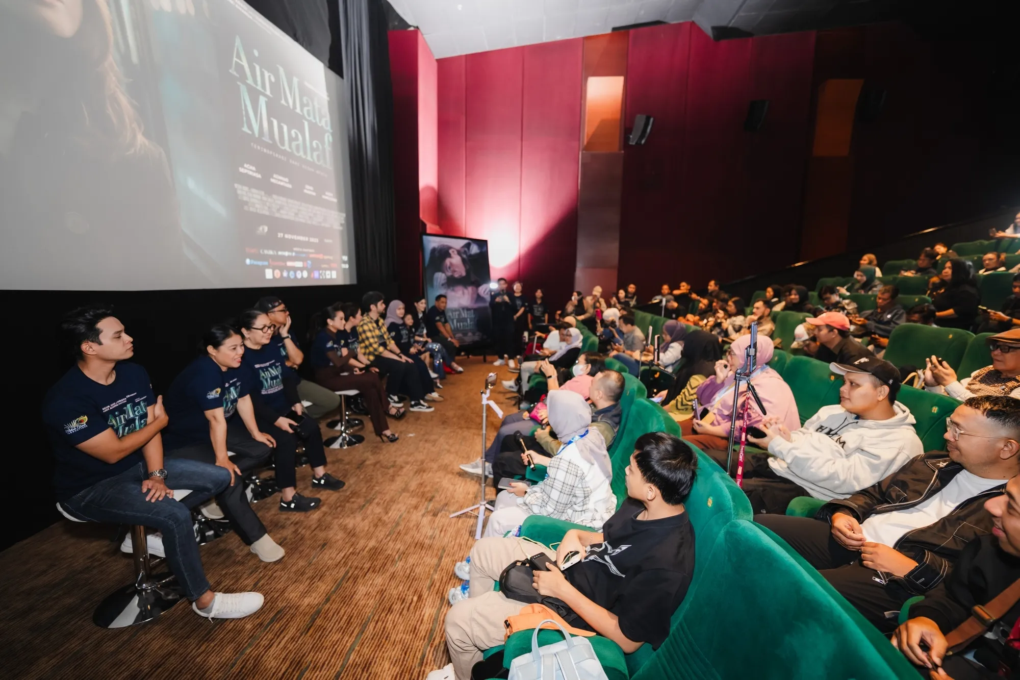 The excitement of the press conference for the film Tears of a Convert (c) Merak Abadi Production