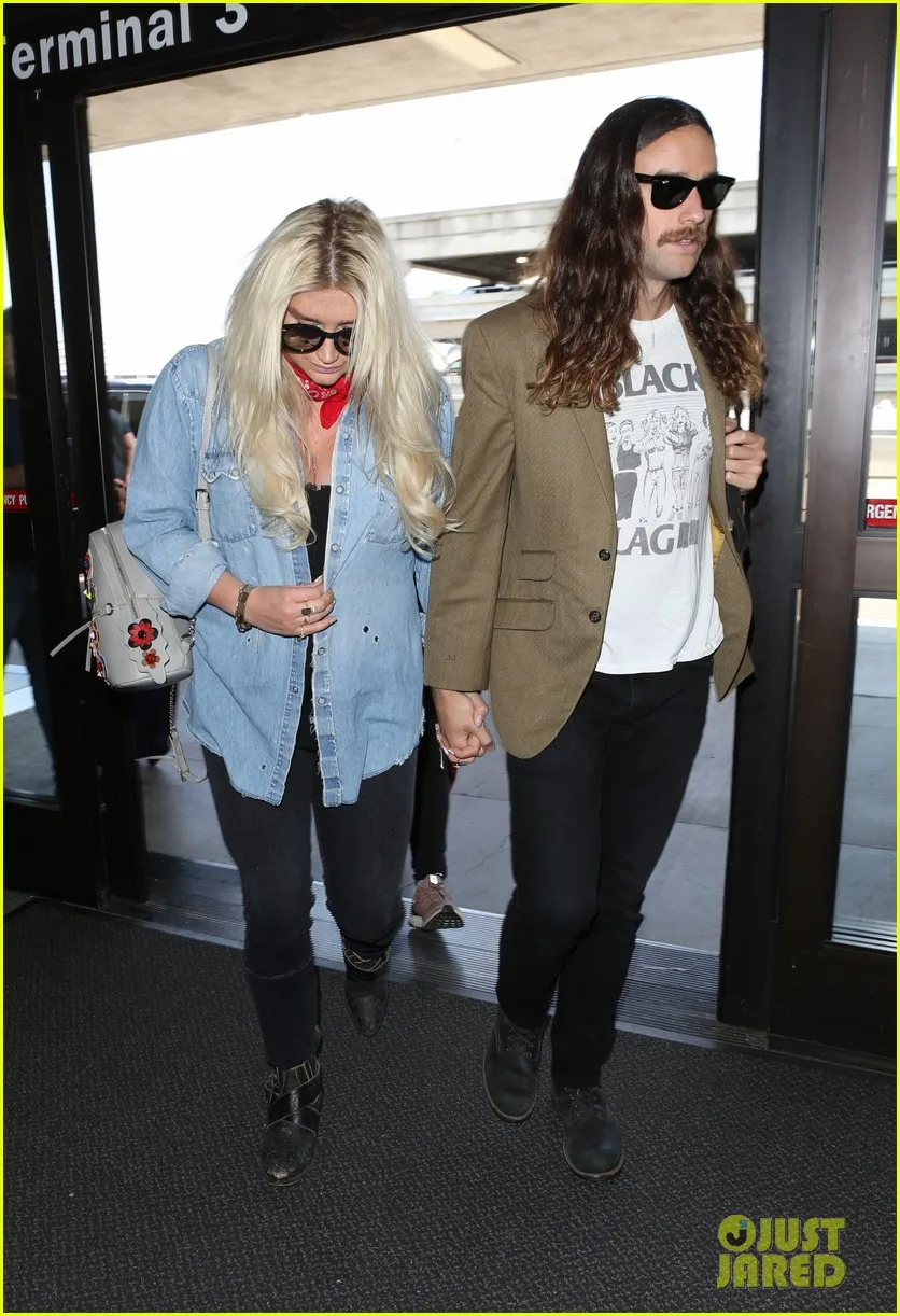 Kesha dan Brad dikabarkan akan segera menikah © Just Jared