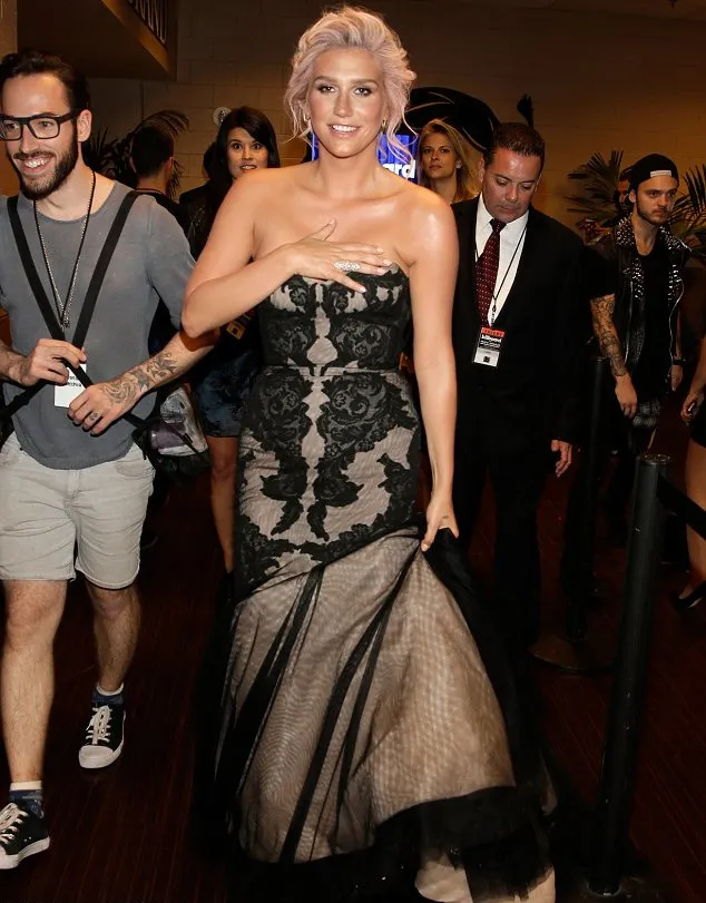 Kesha hampir nip slip @ dailymail.co.uk