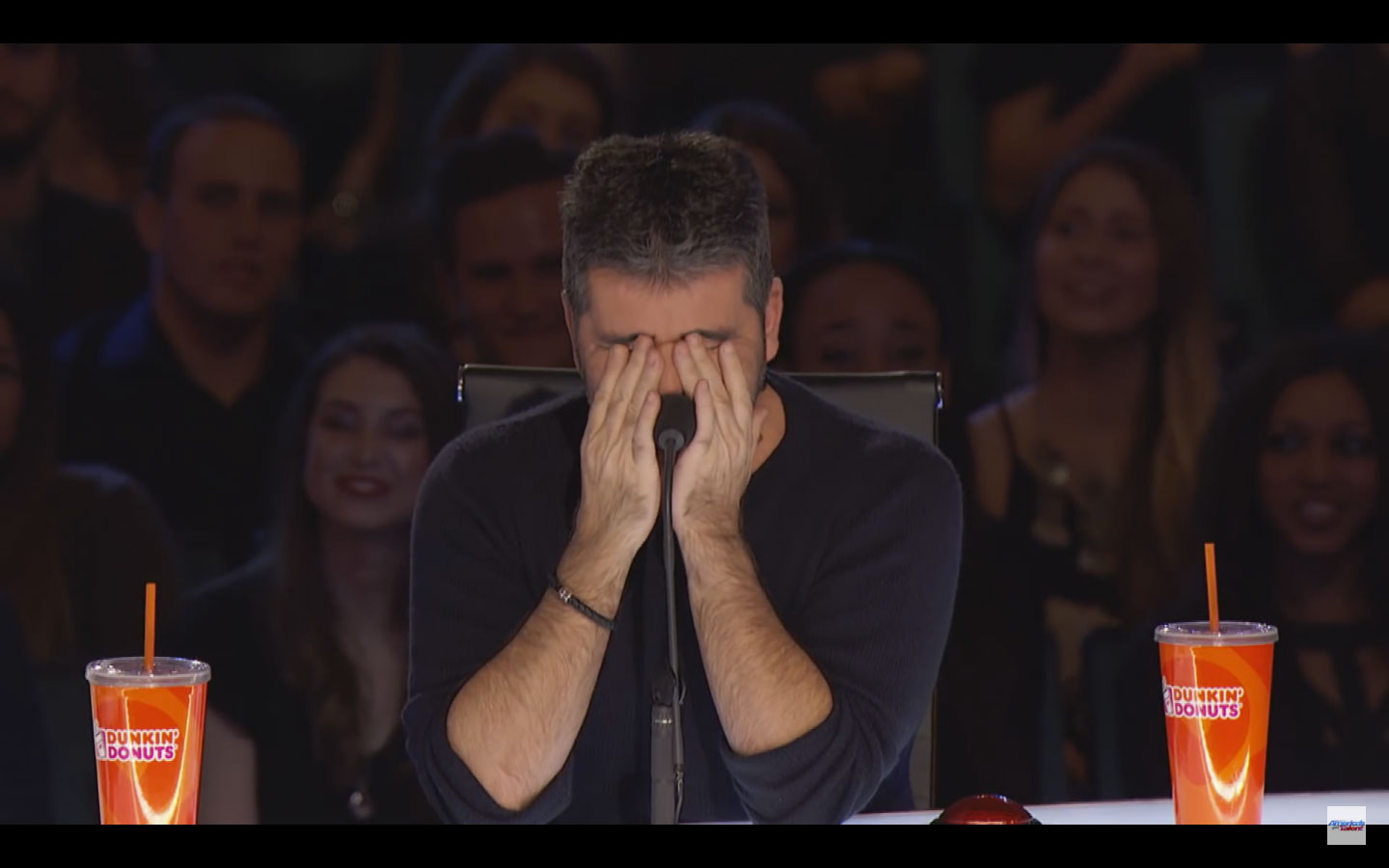 Begitu melihat Richie Esposito masuk, Simon Cowell langsung menutup matanya © YouTube/America's Got Talent