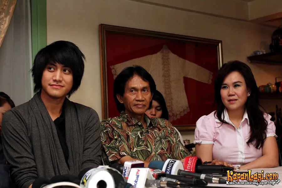 Kevin saat menjelaskan masalahnya dengan Helen ke media.
