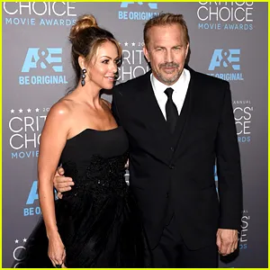 Kevin Costner bersama istri di Critics Choice Movie Awards 2015 / © justjared.com