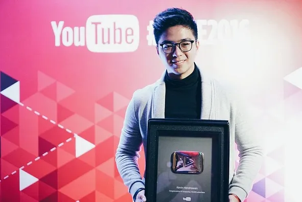 Kevin Hendrawan saat meraih silver button dari Youtube. /©instagram.com/ykhendrawan