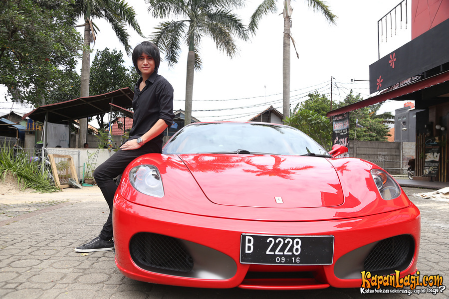 Kevin membandingkan Ferrari dengan tubuh perempuan cantik. ©KapanLagi.com/Agus Apriyanto