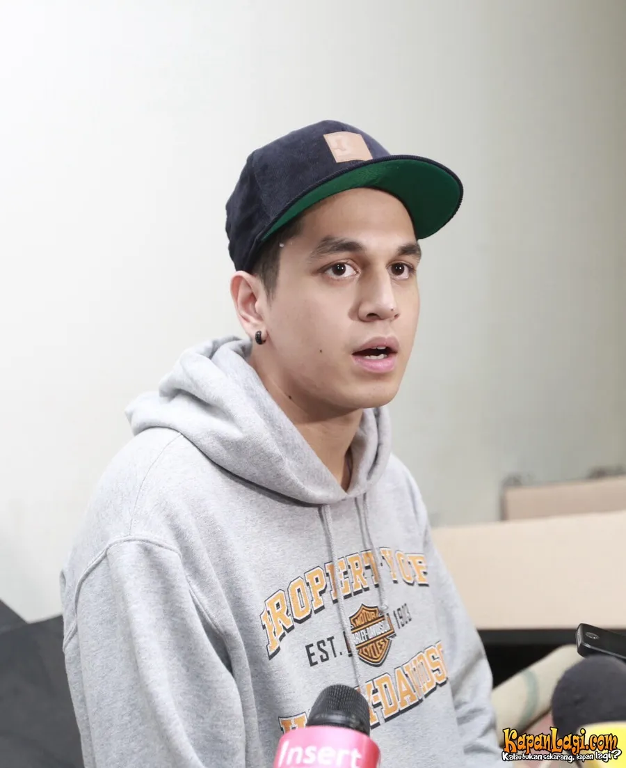 Kevin Julio menangis ketika nyekar ke makam ayah © KapanLagi.com®/Budy Santoso