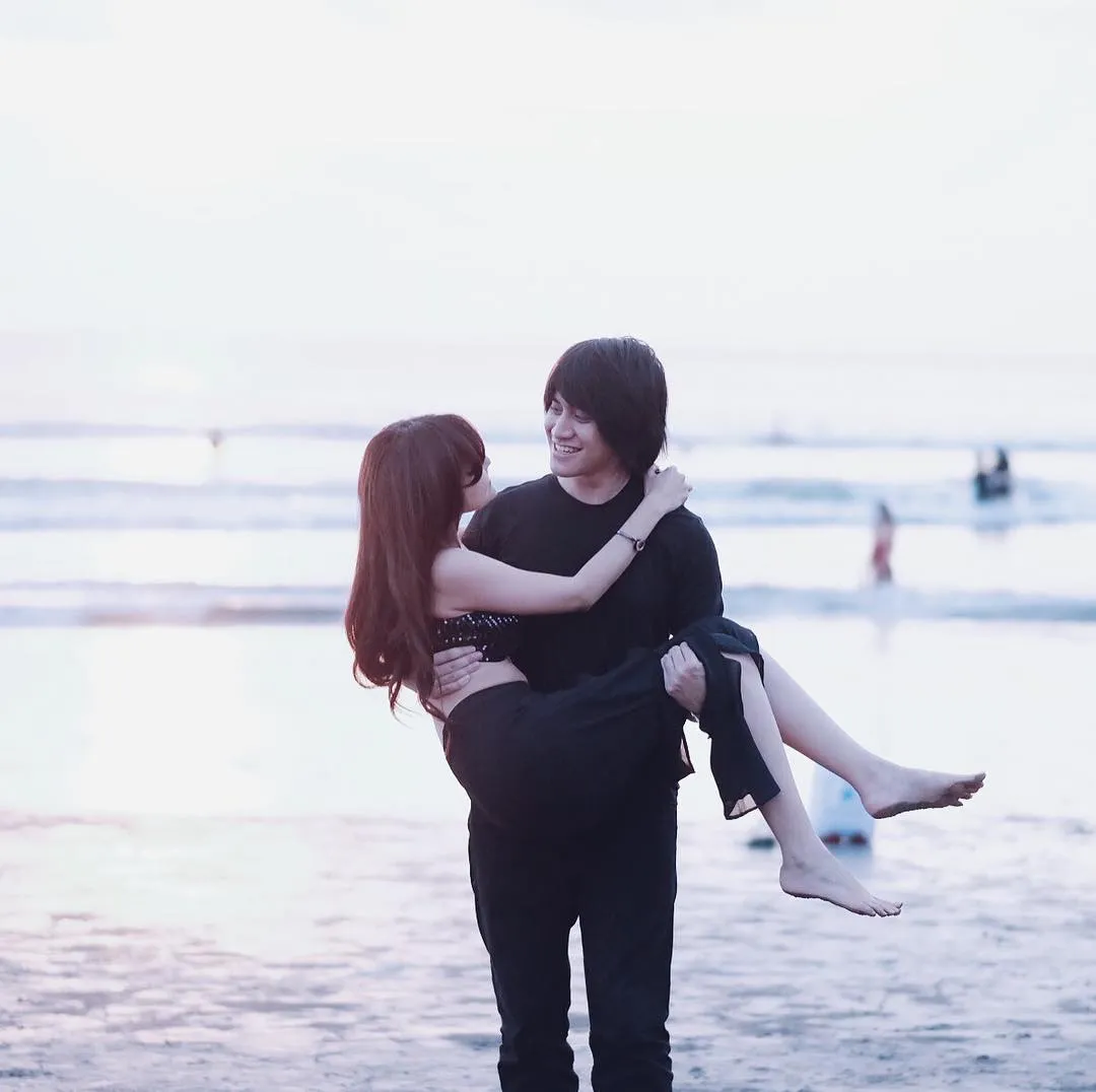 Dengan latar belakang pantai, Kevin menggendong sang kekasih. Romantis! Credit: via instagram.com/kevinaprilio