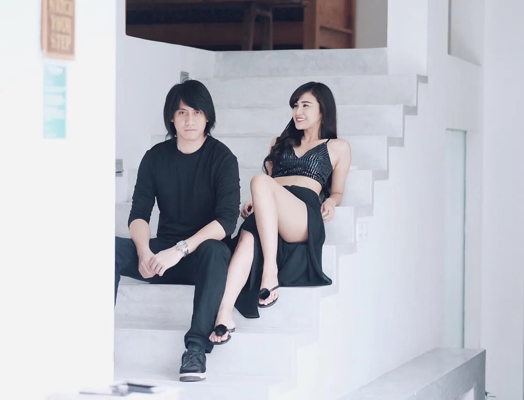 Kevin dan Vicy tampil kompak dengan busana serba hitam. Credit: via instagram.com/kevinaprilio
