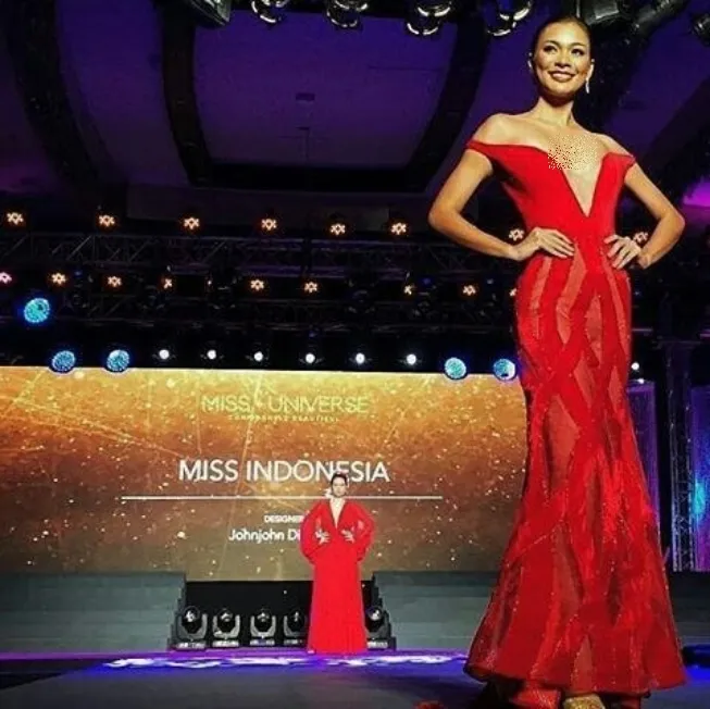 Penuh percaya diri, Kezia berpose di atas panggung Fashion Show Contestant Miss Universe. /©instagram.com/indopageants
