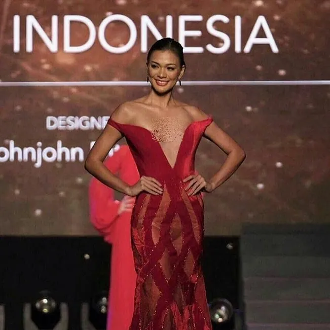 Sebuah gaun merah karya John John Ditching memperlihatkan lekuk tubuh indah Kezia. /©instagram.com/indopageants