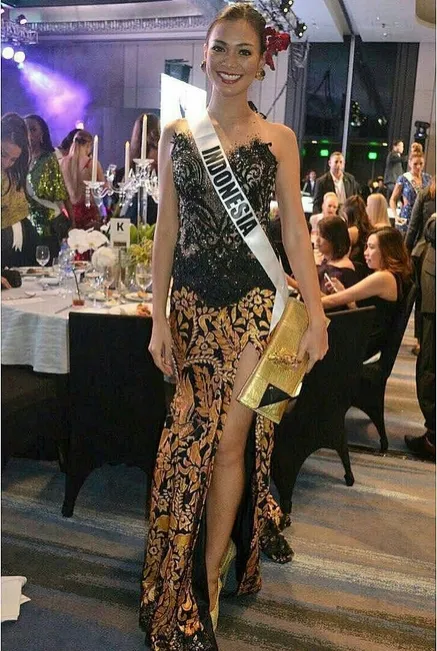 Hadir di acara berbeda, mengenakan sebuah kebaya modern Kezia pamekan kaki jenjangnya. /©instagram.com/indopageants
