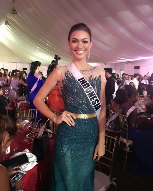 Kezia berpose dalam balutan sebuah gaun berwarna biru laut karya Ivan Gunawan. /©instagram.com/indopageants