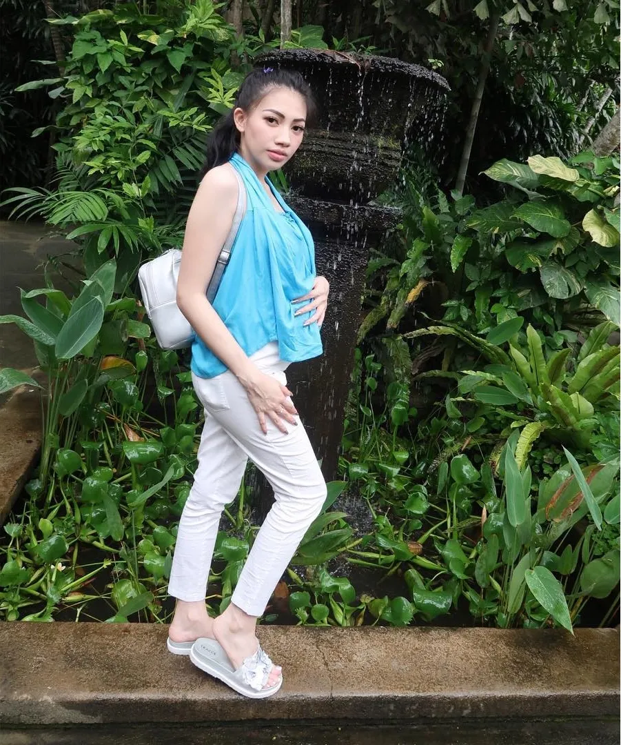 Kezia pamer baby bumps yang makian terlihat (Credit: instagram.com/itskeziakaramoy)