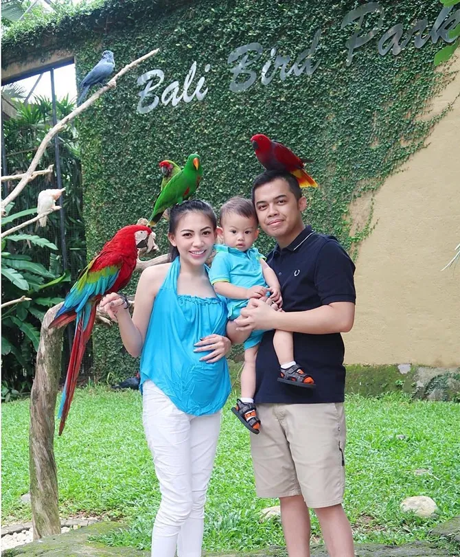 Kezia jalan-jalan ke kebun binatang di Bali bareng anak dan suami (Credit: instagram.com/itskeziakaramoy)