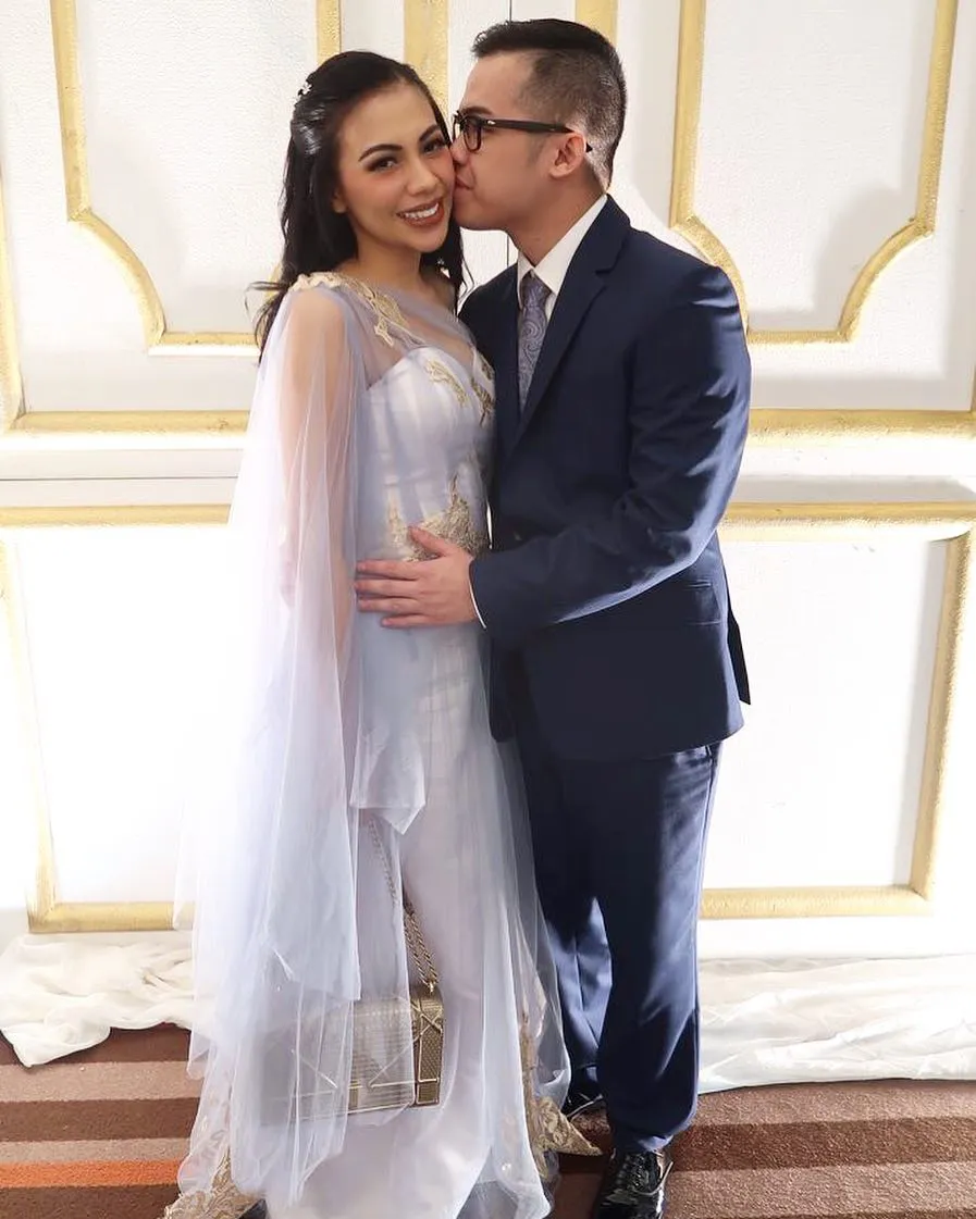 Meski baru melahirkan, tubuh Kezia Karamoy tetap ramping. © Instagram/itskeziakaramoy