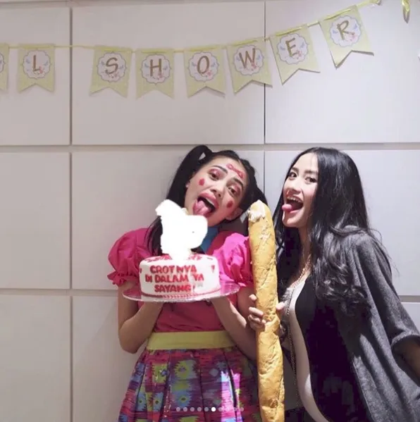 Kezia dapatkan kue berbentuk alat kelamin pria dari sahabat. Š instagram.com/finnyatikasara