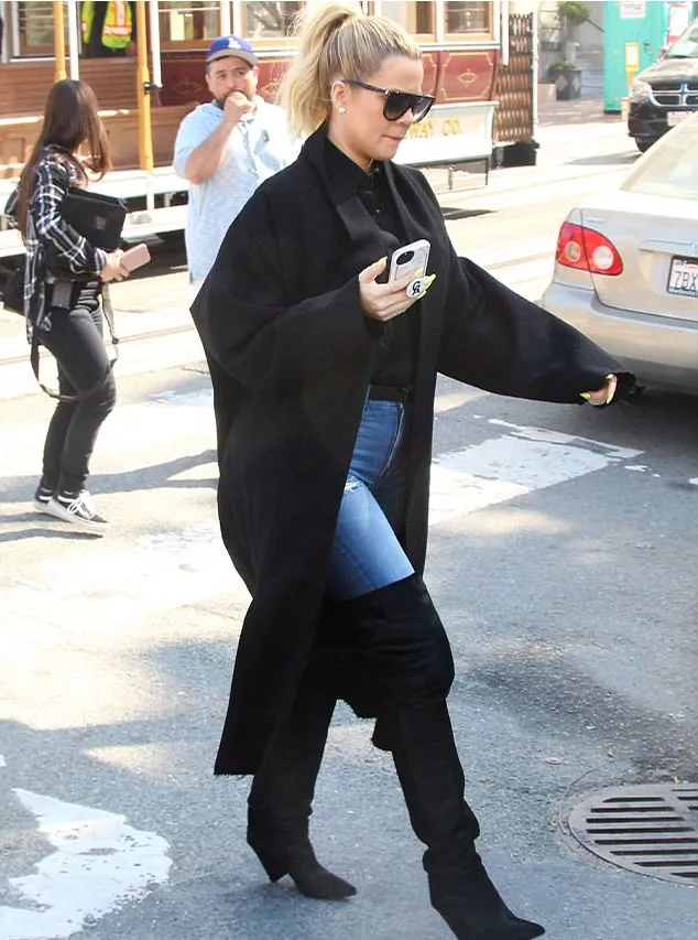 Khloe Kardashian tunjukkan babybump? © dailymail.co.uk