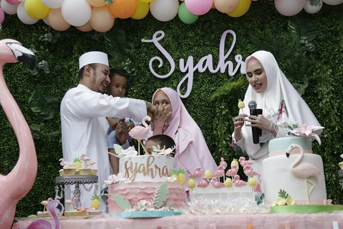 Kartika Putri & Habib Usman saat merayakan ulang tahun anaknya di kawasan Cipete (14/10) © KapanLagi.com/Agus Apriyanto