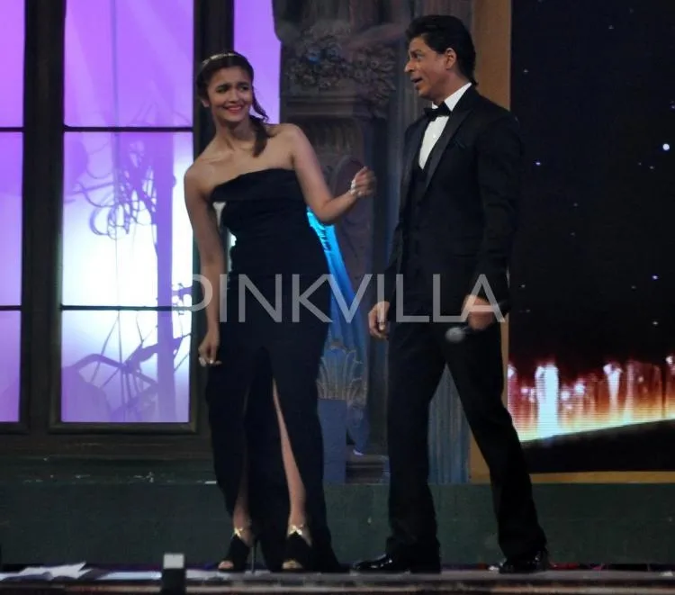 Alia dan Shahrukh tetap joget meski malu-malu @ pinkvilla.com