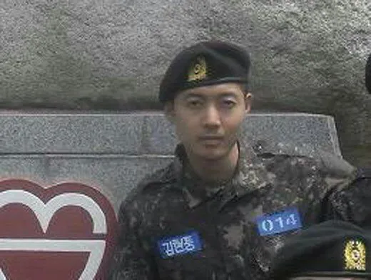 Sosok Kim Hyun Joong dalam seragam tentara terkuak pertama kali. ©koreaboo.com