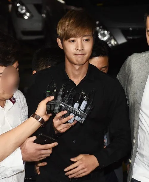 Kim Hyun Joong saat dipanggil polisi terkait skandal © Dispatch