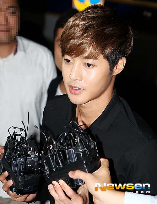 Agensi bantah Kim Hyun Joong akan melakukan wajib militer Maret tahun depan @mwave.interest.me