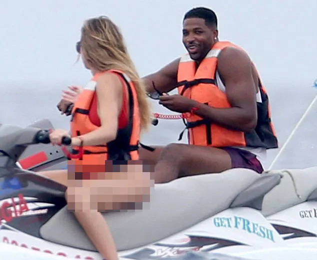 Khloe Kardashian liburan bareng seorang pria © FameFlynet
