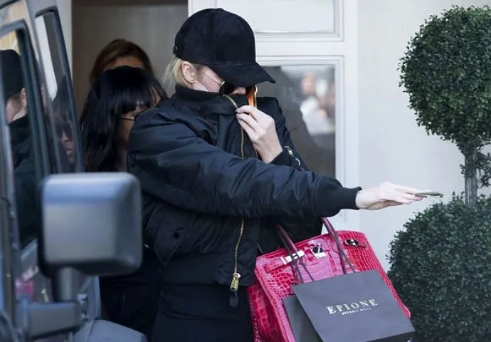 Khloe saat keluar dari Epion Salon © aceshowbiz.com/fameflynet