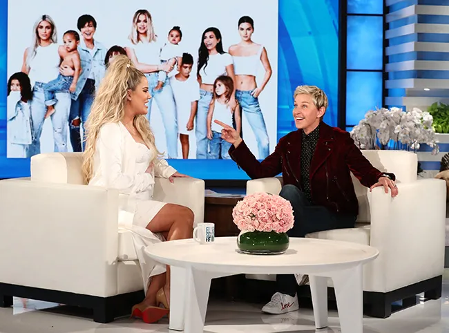 Khloe berusaha menghindari pertanyaan Ellen tentang Kylie © Warner Bros.
