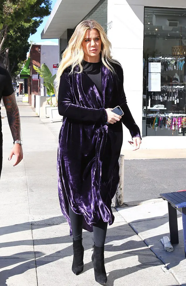 Khloe masih sembunyikan perut buncitnya © dailymail.co.uk