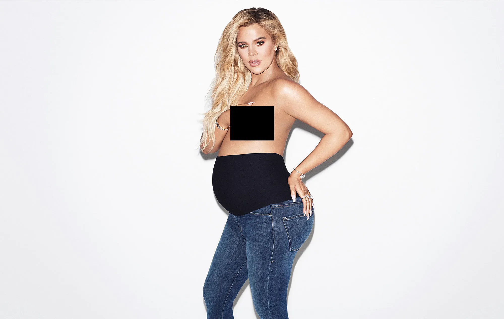 Khloe nekat topless saat hamil 8 bulan © Good American