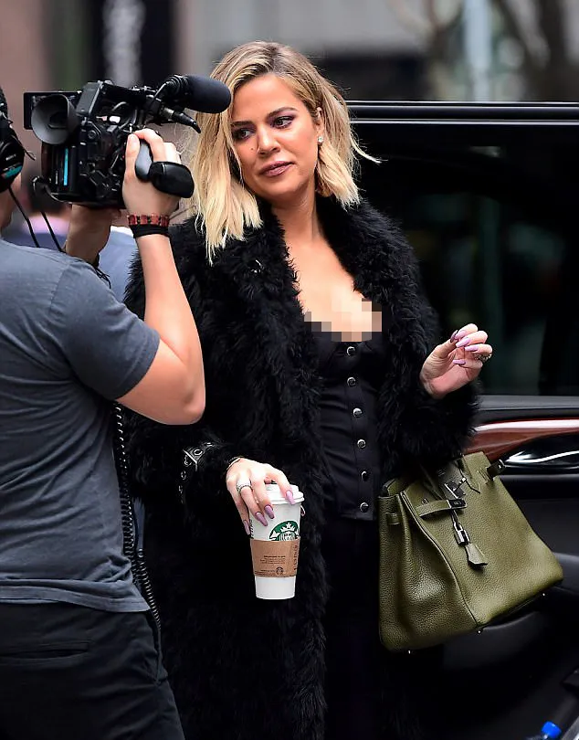 Khloe pamerkan perut buncitnya saat syuting di New York © dailymail.co.uk