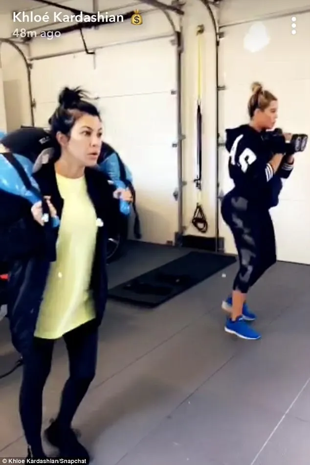 Khloe tetap workout rutin seperti biasa demi kesehatan © Khloe's Snapchat