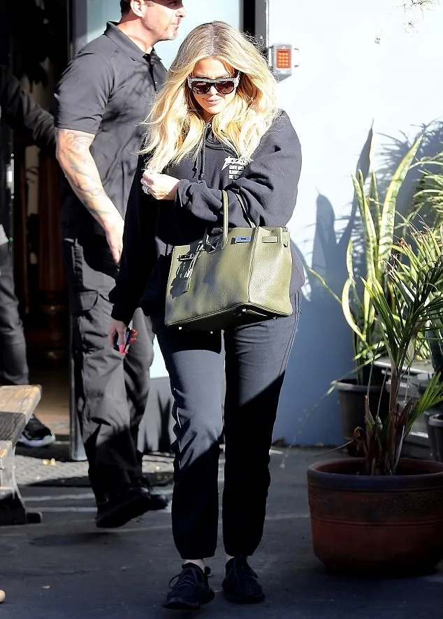 Khloe selama ini sembunyikan perutnya. Credit: dailymail.co.uk