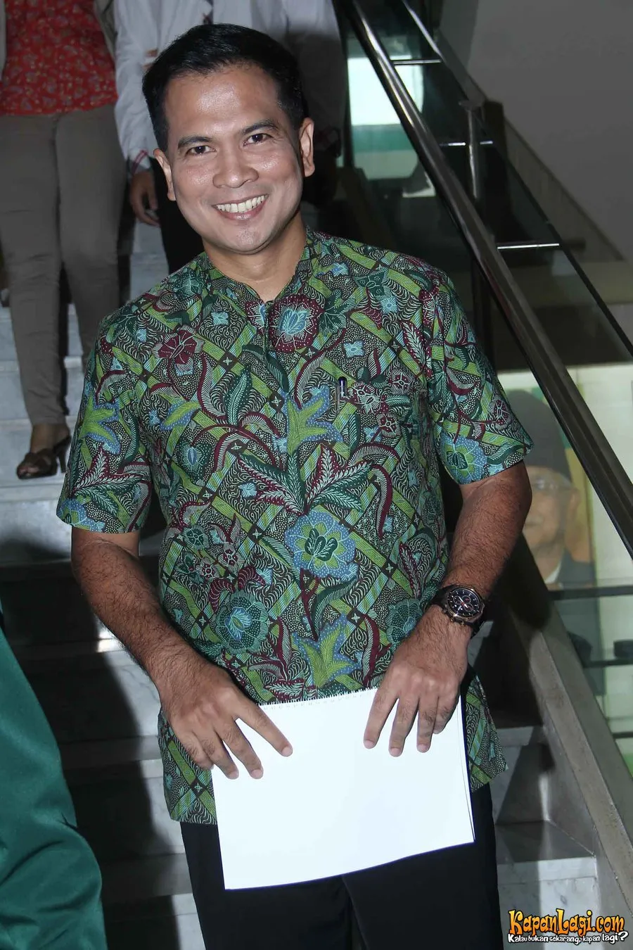 Khrisna Mukti pun akhirnya ikut beralih ke politik
