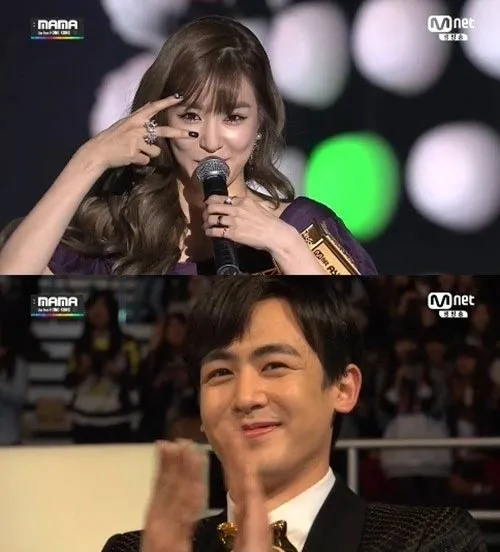 Nichkhun memandang bangga pada Tiffany saat menerima penghargaan. @mwave.interest.me