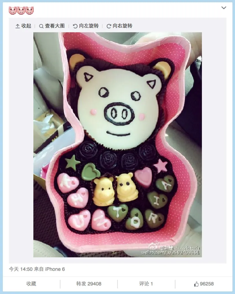 Victoria dapat hadiah dari fans Khuntoria. ©koreaboo.com