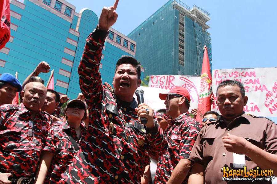 Ki Kusumo saat demo di depan Kedubes Australia.