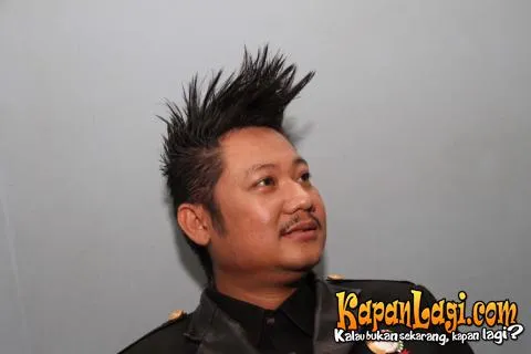Ki Kusumo memamerkan rambut model halilintar hasil dari meditasinya.